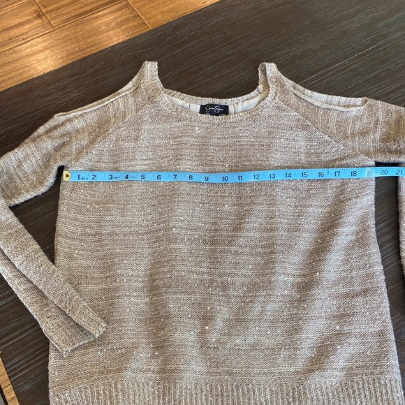 Jessica Simpson ladies cold shoulder sweater with sparkles in size small. - Picture 6 of 9